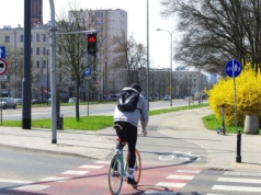 Rowerzysta i kierowca spotykają się na przejeździe. Nawet policja ma z tym problem