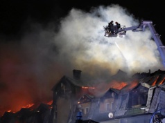 Pożar bloku w Ząbkach opanowany, cztery osoby ranne. 
