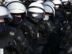 Ręka złamana przez policjanta na demonstracji. Po 5 latach państwo nie umie ustalić, co się stało