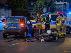 To wyglądało groźnie. Na Jarotach motocyklista zderzył się z osobówką [ZDJĘCIA]
