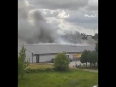 Pożar sklepu Biedronka. Strażacy walczą z ogniem [WIDEO]