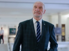 Macierewicz w tarapatach. Prokuratura chce uchylenia immunitetu