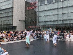 „Tańcz… Tańcz… Tańcz…” – ulice Krakowa znów staną się teatralną sceną. Rozpoczął się 38. ULICA Festival