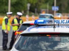 To nie była zwykła kontrola. Pijany kierowca ciągnął policjanta po asfalcie