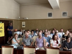 Mieszkańcy Dąbrowy Narodowej przeciwni wycince lasu i blokowisku