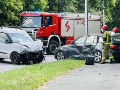 Zderzenie na ulicy Wolności w Jeleniej Górze. Dwa auta rozbite, strażacy na miejscu.