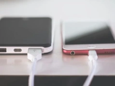 Zakaz smartfonów w szkołach. Obejmie również placówki katolickie