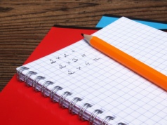 Ósmoklasiści 2025: lepszy język polski, słabsza matematyka. Co mówią wyniki egzaminów?