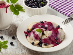 Przepis babci na idealne pierogi z jagodami. Tego smaku się nie zapomina