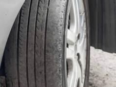 Jazda latem na zimówkach. Policja zwróci uwagę na jeden szczegół