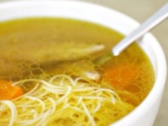 Najlepsi szefowie kuchni dodają łyżeczkę tego płynu do rosołu. Podbija smak lepiej niż maggi