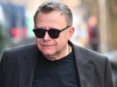 Odmieniony Olaf Lubaszenko prezentuje łysinę na festiwalu w Międzyzdrojach