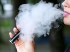 Nowe zakazy dla e-papierosów i woreczków nikotynowych. Od 5 lipca surowsze zasady