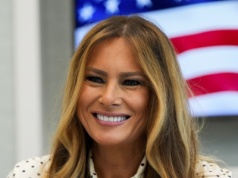 Melania Trump zachwyca. Podobną jedwabną koszulę znaleźliśmy na wyprzedaży