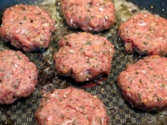 Lidl zaczął produkować mięso hybrydowe. Co to ma znaczyć?