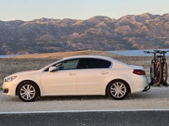 Ile pali Peugeot 508 I 2.0 HDi 163 KM z bagażnikiem rowerowym i bez?