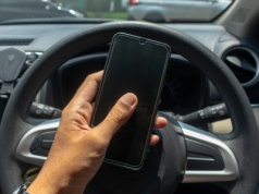 Trzymasz telefon w ten sposób? Popularny uchwyt śmiertelnie niebezpieczny. Działa jak pocisk