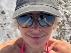 RZADKI WIDOK: Martyna Wojciechowska przesyła selfie w różowym bikini, ciesząc się urlopem w Afryce