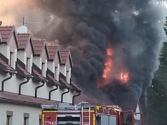 Groźny pożar pod Tarnowem. Ewakuacja wesela