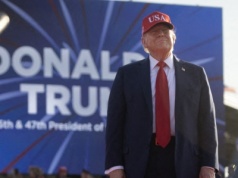 "Putin pokazuje mu środkowy palec". Były współpracownik wprost o Trumpie