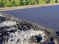Czy mogą zabrać działkę pod drogę? Czego może domagać się rolnik?