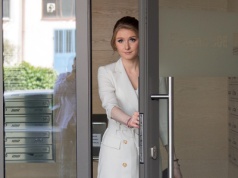 Kinga Duda nie będzie na garnuszku męża. Zarabia więcej niż jej ojciec