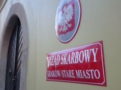 Dostał odszkodowanie, bo zwolnili go z pracy. Skarbówka: a podatek?