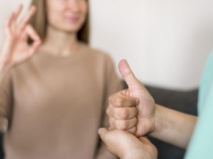 WiMBP w Rzeszowie otwiera się na osoby głuche. Placówka uruchamia usługę tłumacza języka migowego online