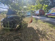 Zdarzenie z udziałem trzech pojazdów! Do szpitala trafił 19-letni kierowca peugota oraz jego 46-letni pasażer.