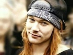 Był bożyszczem kobiet. Axl Rose z Guns N’ Roses zaśpiewał wielkie hity. Fani w szoku. 