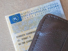 Nie mam dowodu rejestracyjnego. Czy policjant wystawi mi mandat?