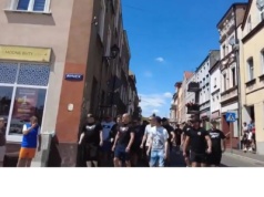 29-letni Kolumbijczyk zatrzymany po śmiertelnym ugodzeniu nożem 41-latka w Nowem. Mieszkańcy nie wytrzymali: wykrzykiwali pod adresem obcokrajowców okrzyki „mordercy!” i żądali, by wynosili się z Polski