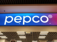 Za 17 zł w Pepco, a biją rekordy. W tych wygodnych klapach stopy odpoczną. A co w CCC?