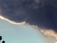 ​Potężna erupcja wulkanu. Kolumna popiołu wystrzeliła na wysokość 19 km