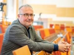 Pracownik 55+ jak mebel, który musi dostać do emerytury? Ekspert od zmian demograficznych: Brakuje u nas kultury zarządzania wiekiem