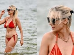 Sylwia Gliwa w pomarańczowym bikini pluska się w falach Bałtyku