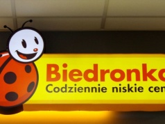 W Biedronce oszaleli. Nie tylko masło rozdają za darmo. Lista przecenionych produktów jest długa