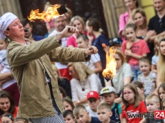Teatry uliczne wkrótce zawitają na świdnicki Rynek. Jakie spektakle i atrakcje pojawią się na festiwalu? [PROGRAM]