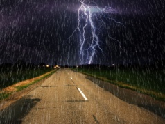 Ulewne deszcze w Łódzkiem. IMGW zapowiada najwyższy stopień zagrożenia