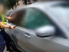 Nie zatrzymała się, nie reagowała. Była zdziwiona, gdy policjantki wybiły szybę
