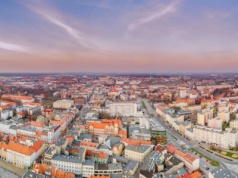 Rzeźba za 300 tysięcy podzieliła mieszkańców śląskiego miasta. Gigantyczny kciuk budzi kontrowersje