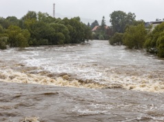 Czekają nas ulewy i zagrożenie powodziowe? Groźny niż nadciąga nad Polskę