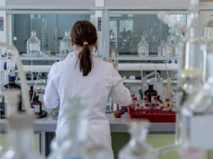 Wirusy z laboratorium i tajne leki na raka. W co wierzą Polacy?