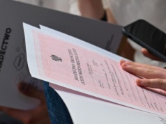 Uczniowie mogą mieć problem. Pilny komunikat MEN. Chodzi o świadectwa szkolne