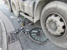 Zderzenia ciężarówek z rowerami: uniewinnienie za 13 km/h, wyrok za 11 km/h