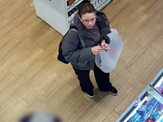 Olsztyn. Z półek zniknął towar wart 1000 zł. Na nagraniu widać kobietę z kokiem [WIDEO]