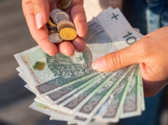 W lipcu pierwsze wypłaty trafiły już do tysięcy Polaków. Wypatruj listonosza