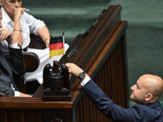 Awantura w Sejmie. Poseł Matecki pojawił się z niemiecką flagą