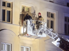 Duża akcja policji z podnośnikiem w Olsztynie. Mężczyzna wyprowadzony w kajdankach