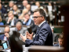 Antybohater Szymon Hołownia. Pogubił się w rolach. Przyjął taktykę obrony, która może się zemścić
